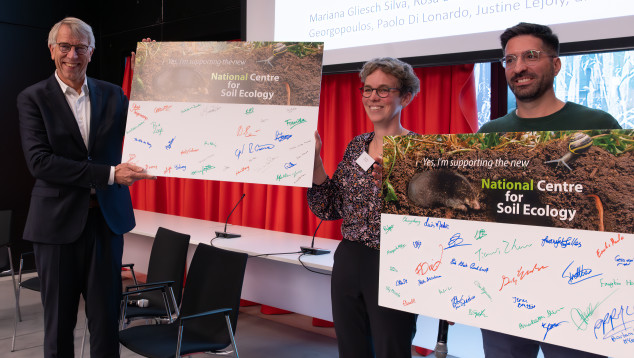 Geert de Snoo receives the support of Dutch soil ecologists